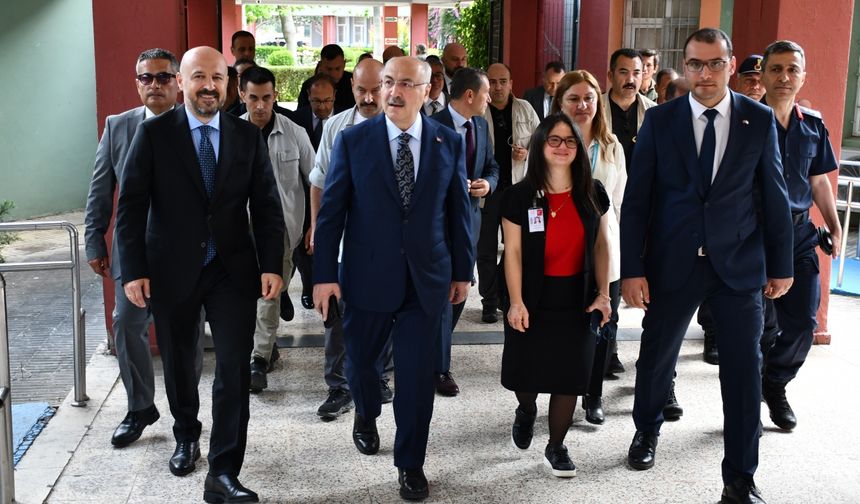 Adana Valisi Köşger Dr. Ekrem Tok Ruh Sağlığı ve Hastalıkları Hastanesini ziyaret etti