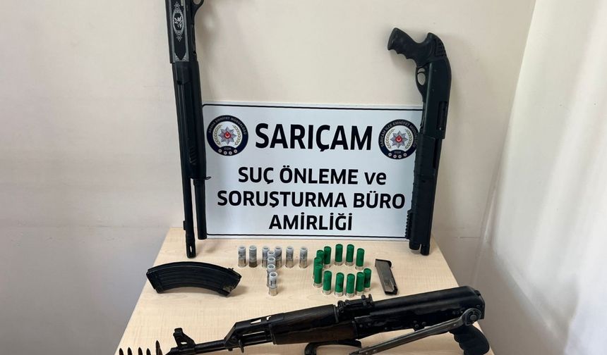Adana'da bir evde kalaşnikof ve 2 pompalı tüfek ele geçirildi