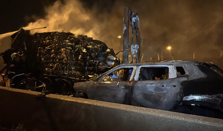Adana'da iki araca çarpıp alev alan cipteki 2 kişi yaralandı