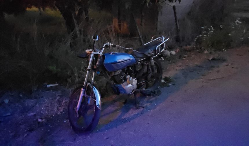 Adana'da polisin "dur" ihtarına uymayan motosikletteki 2 kişi kaza yaparak yaralandı