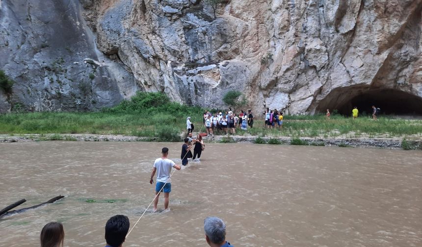 Adana'da su seviyesi yükselince kanyonda mahsur kalan kişiler kurtarıldı