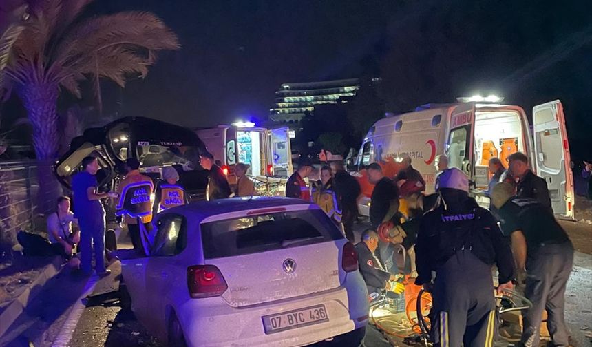 Alanya'da minibüs ile otomobil çarpıştı, biri turist 2 kişi öldü, 7 kişi yaralandı