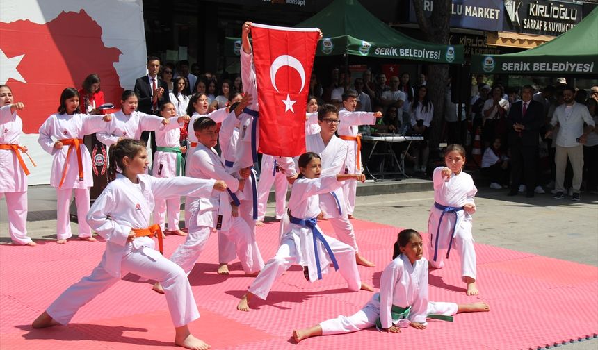 Antalya merkez ve ilçelerinde 19 Mayıs Atatürk'ü Anma, Gençlik ve Spor Bayramı kutlandı