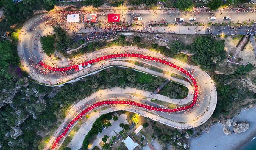Antalya'da, 19 Mayıs Atatürk'ü Anma, Gençlik ve Spor Bayramı dolayısıyla fener alayı düzenlendi