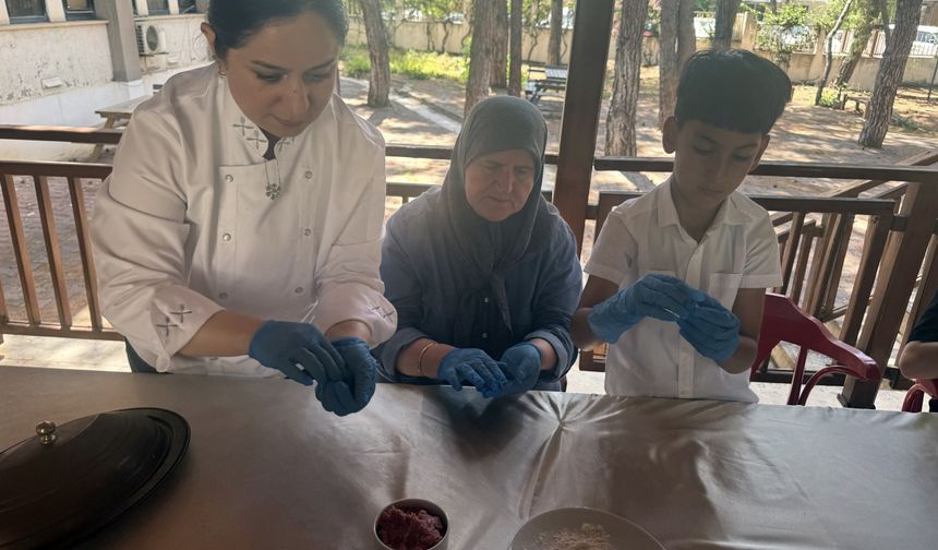 Antalya'da anneanne ve babaanneler torunlarına tescilli gülüklü çorbasını öğretti