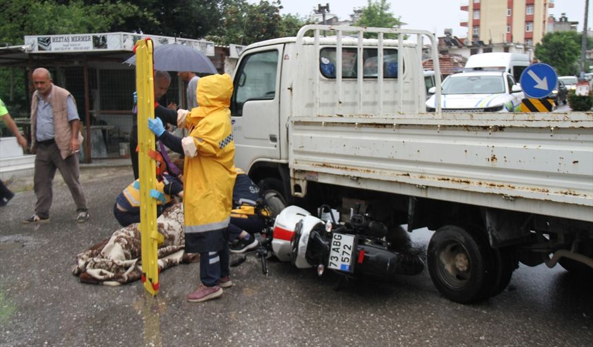 Antalya’da kamyonet ile çarpışan motosikletin sürücüsü yaralandı