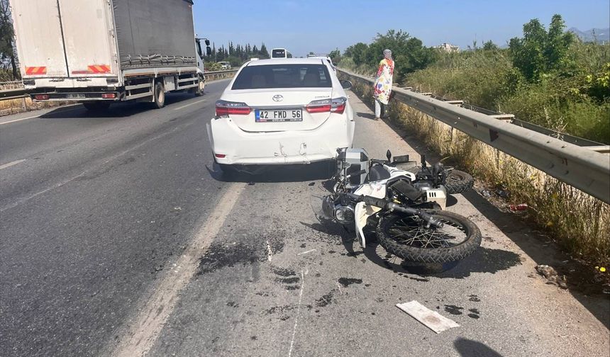Antalya'da otomobile çarpan motosikletin sürücüsü öldü