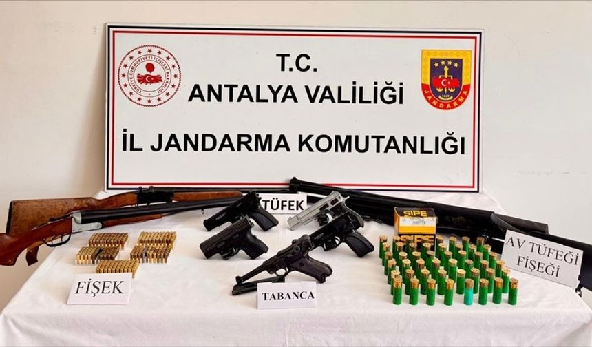 Antalya'da ruhsatsız silah operasyonunda 6 kişi yakalandı