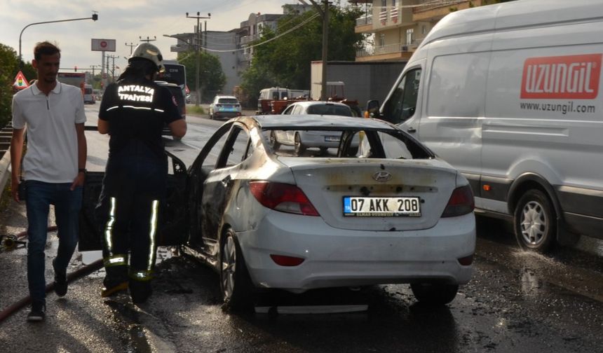 Antalya'da seyir halindeki otomobilde çıkan yangın söndürüldü