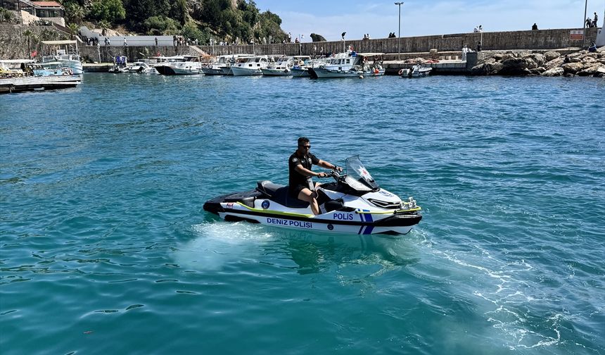 Antalya'da teknelerinde mahsur kalan 3 kişi kurtarıldı