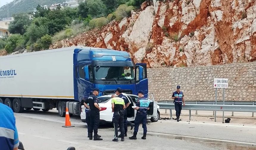 Antalya'da tırla çarpışan otomobilin sürücüsü yaralandı