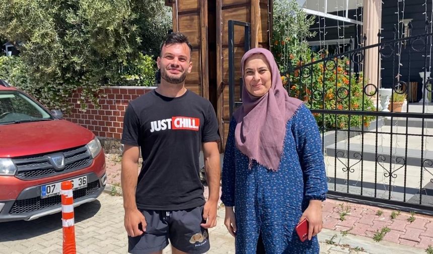 Antalya'da, turist bulduğu telefonu sahibine teslim etti
