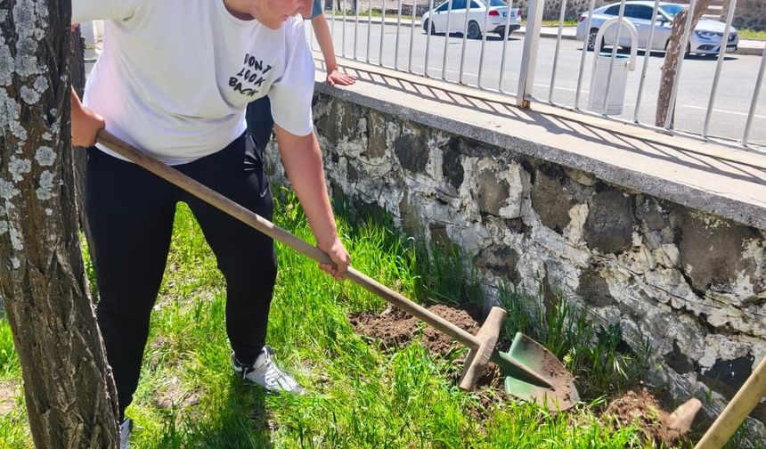Arguvan'da öğrenciler okul bahçesine fidan dikti