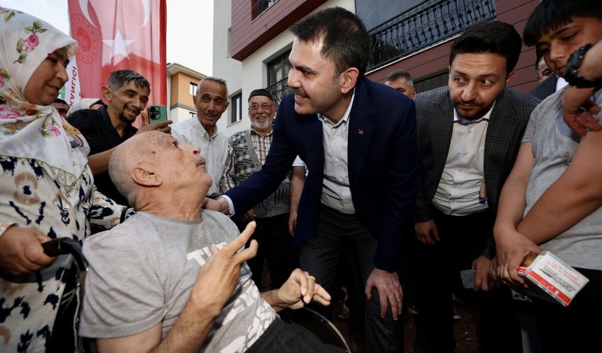Bakan Kurum, Kahramanmaraş'ta yeni evlerine kavuşan depremzede aileye misafir oldu