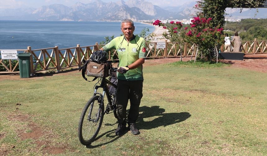 Dünya turu hayaline pedal çevirerek 29 ülkeyi bisikletle gezdi