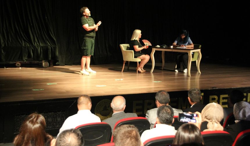 Erdemli'de sağlık personelleri kaleme aldıkları tiyatro oyununu sahneledi