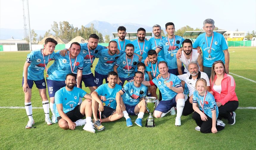Gülnar Belediyespor şampiyonluk kupasını aldı