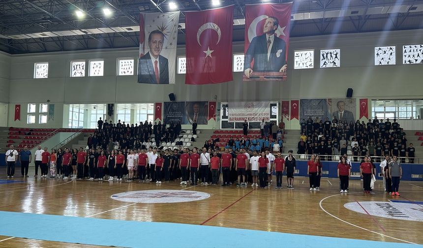 Hatay'da başarılı sporcular ödüllendirildi