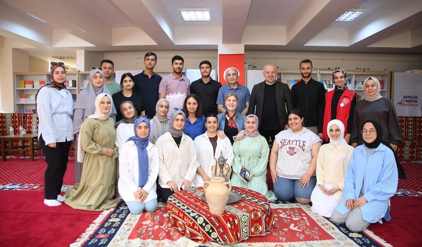 Hatay'da depremzede gençlere medya eğitimi semineri verildi
