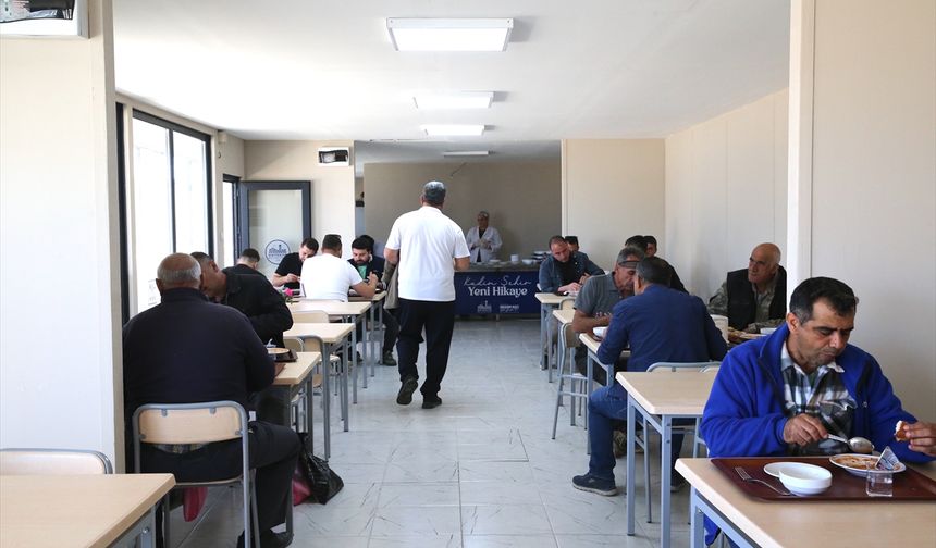 Hatay'da prefabrik çarşıdaki lokantada depremzedelere uygun fiyatlı yemek sunuluyor