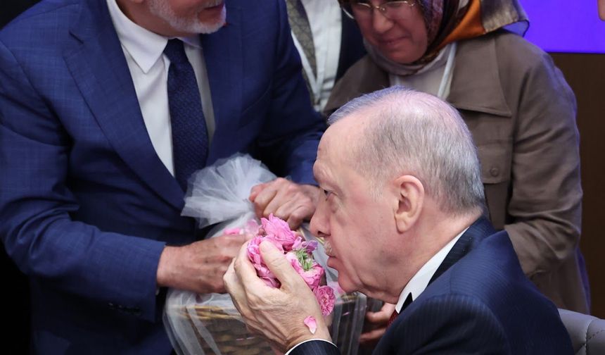 Isparta Belediye Başkanı Başdeğirmen, Cumhurbaşkanı Erdoğan'a gül takdim etti