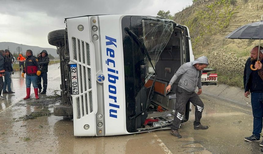 Isparta'da devrilen midibüsteki 15 kişi yaralandı
