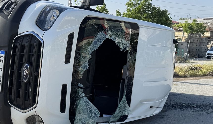 Kahramanmaraş'ta işçi servisi ile otomobilin çarpıştığı kazada 12 kişi yaralandı