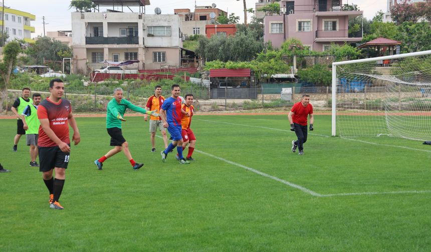 Karaisalı'da ilçe protokolü futbol maçı yaptı