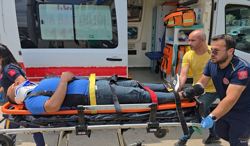 Kozan'da otomobilin kapısına çarpan motosikletin sürücüsü yaralandı