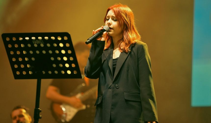 Kumluca'da öğrenci ve öğretmenler konser verdi