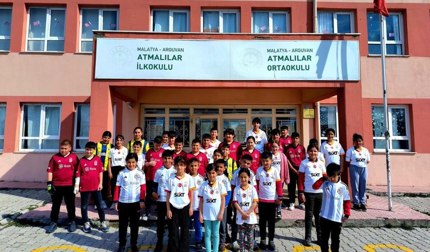 Malatya'da iş insanından öğrencilere forma hediyesi