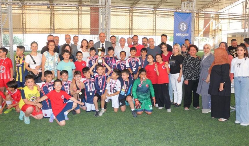 Mersin'de ilkokullar arası halı saha futbol turnuvası tamamlandı