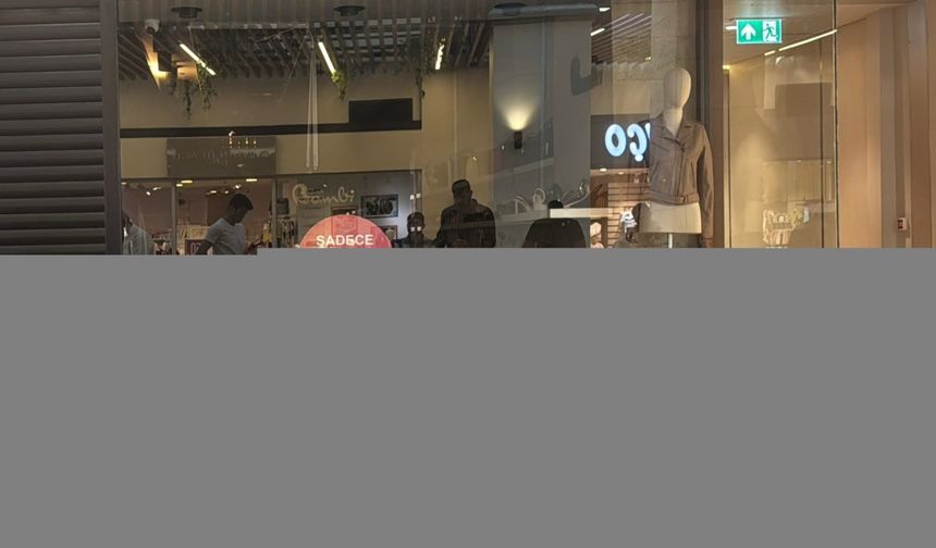 Mersin'de mağazanın tavanının çökmesi sonucu biri çocuk 2 kişi yaralandı