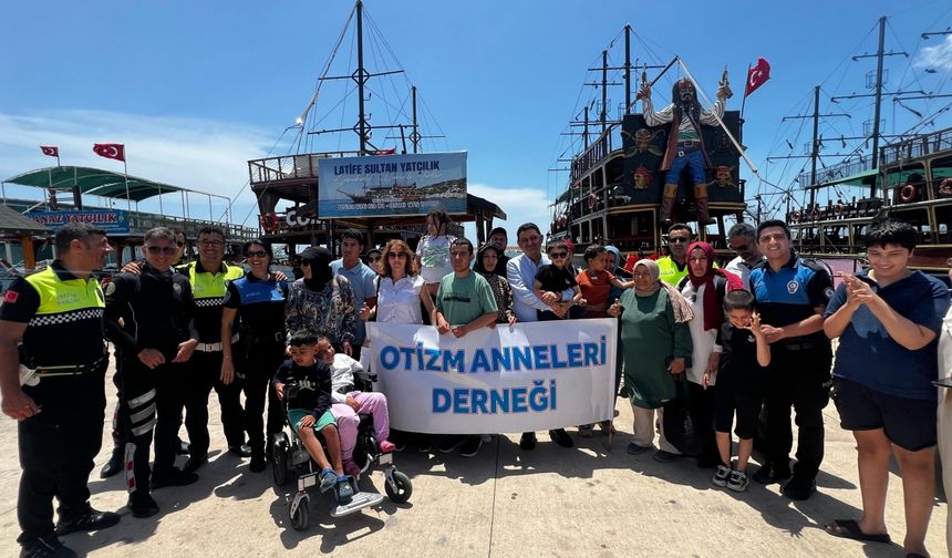 Mersin'de otizmli çocuklar tekne turuna katıldı