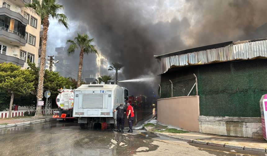 Mersin'de ses ve görüntü sistemleri üretilen fabrikada yangın çıktı