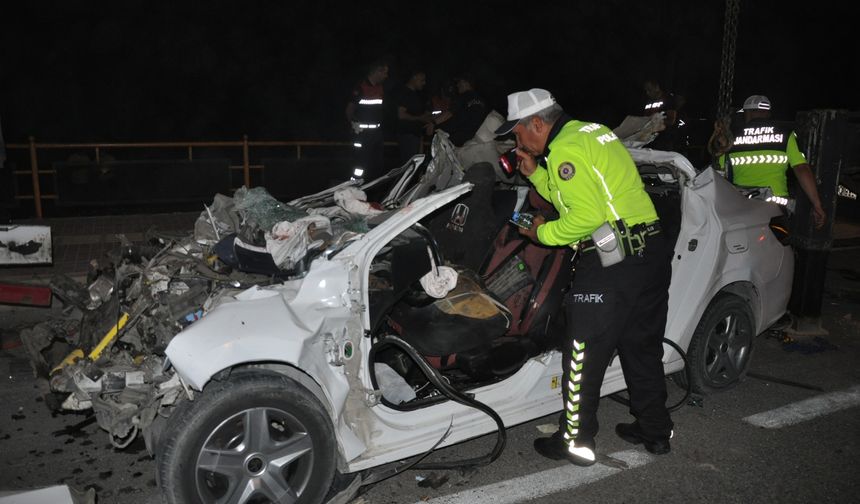 Mersin'de tıra çarpan otomobildeki 2 kişi öldü