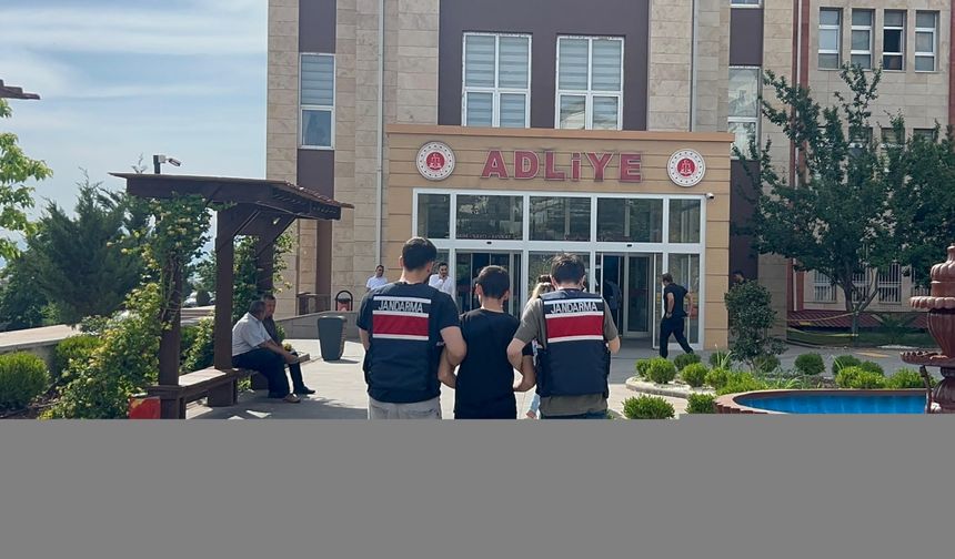 Motosikletin arkasına bağladığı köpeği metrelerce sürükledi