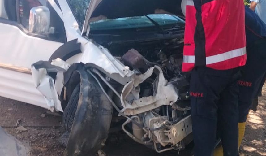 Osmaniye'de otomobil ile hafif ticari aracın çarpıştığı kazada 6 kişi yaralandı