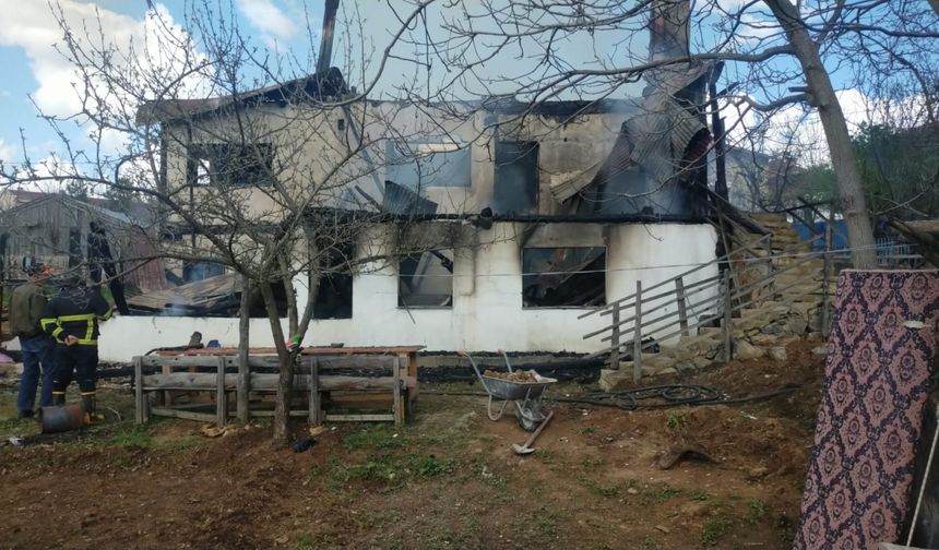Saimbeyli'de çıkan yangında iki katlı ev kullanılamaz hale geldi