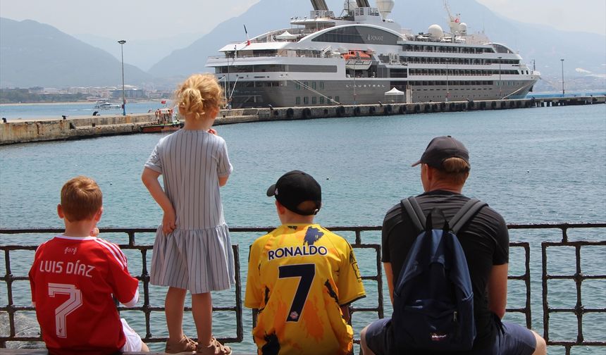 Yolcu gemisi "L'austral" Alanya Limanı'na demirledi