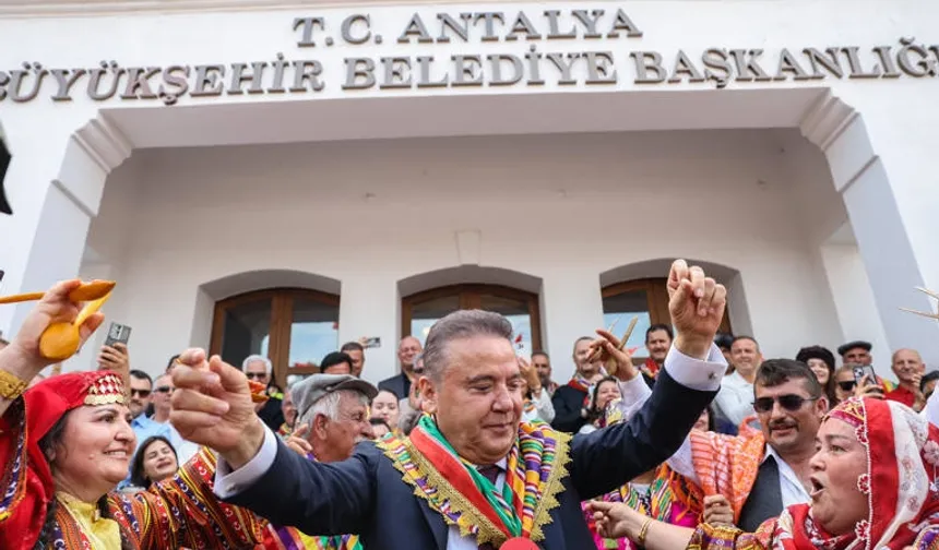 Antalya sokakları Yörük göçüyle şenlendi