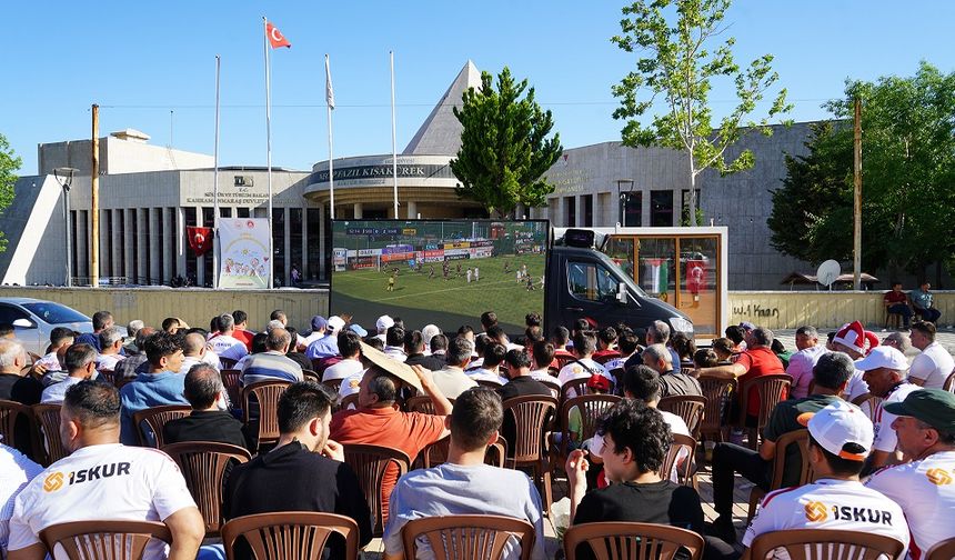 Kahramanmaraş’taki Futbol Coşkusu Dev Ekrana Taştı: İstiklalspor Finale Yükseldi