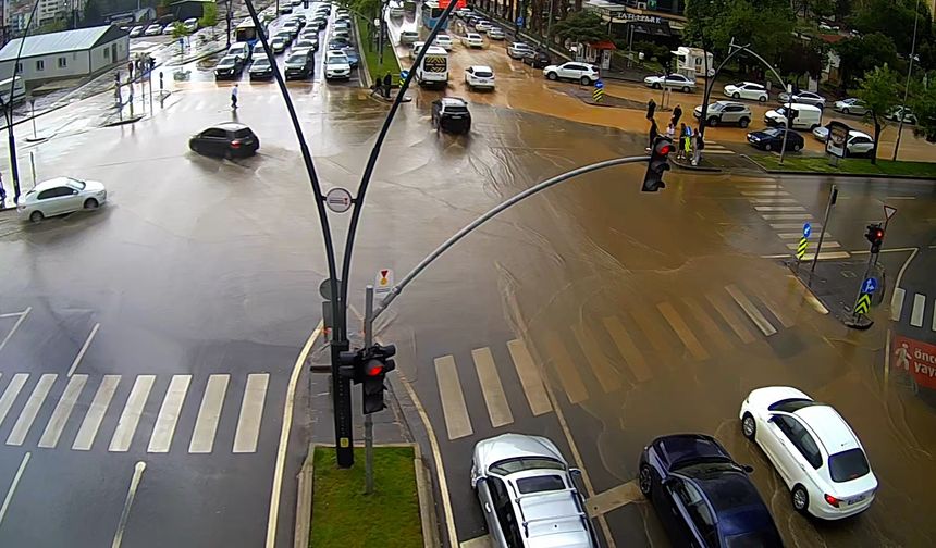 Sağanak Yağış Sonrası Çamur ve Atıklar Temizlendi