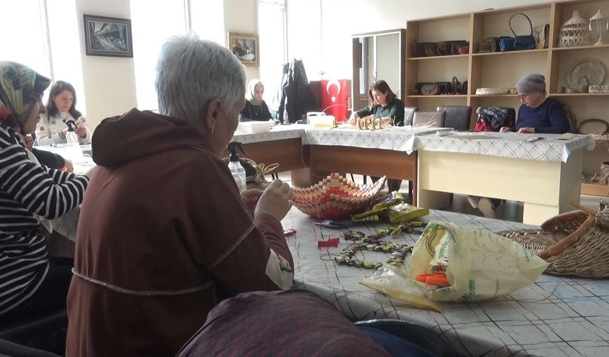 Depremzede Kadınlar, Aile Ekonomisine Sepet Örerek Destek Oluyor