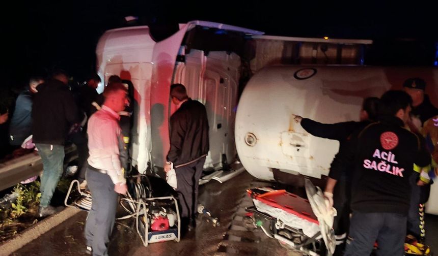 Kahramanmaraş otobanda tır devrildi: 3 yaralı