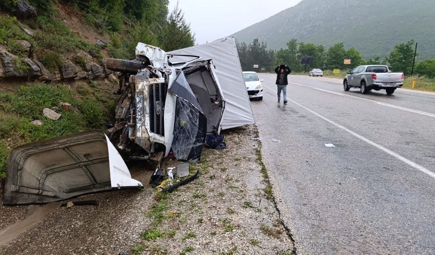 Andırın’da kamyonet devrildi: 1 yaralı