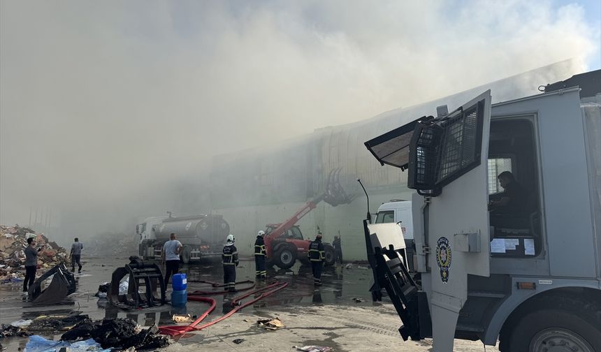 Adana'da geri dönüşüm tesisinde çıkan yangın kontrol altına alındı
