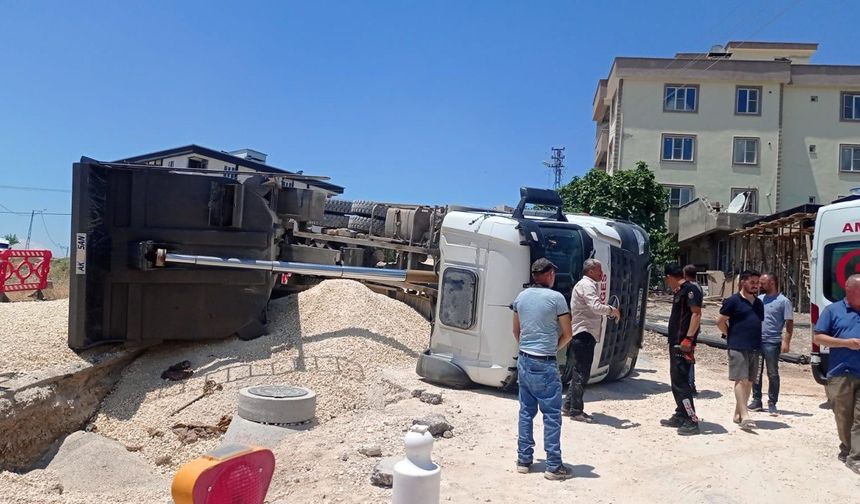 Kahramanmaraş’ta tır devrildi sürücüsü yaralandı
