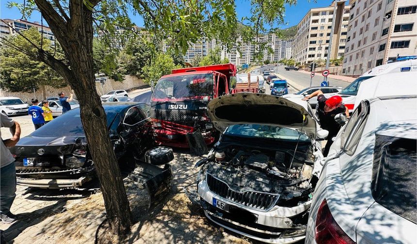 Kahramanmaraş’ta kamyonet araçları biçti
