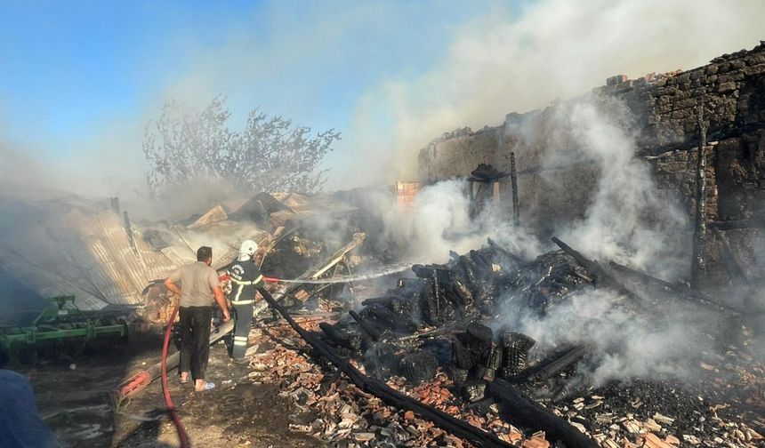 Burdur'da kaynak sırasında çıkan yangında ev, araç, ahır zarar gördü, 3 buzağı telef oldu
